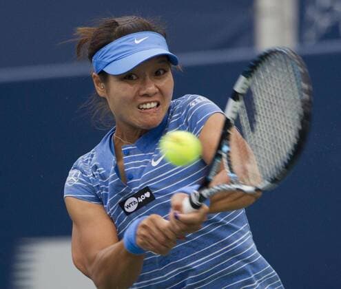 China s Li Na returns a shot during the 2nd round of women s singles at the 2013 Rogers Cup in Toronto, Canada, Aug. 7, 2013. (Xinhua Zou Zheng) (SP)CANADA-TORONTO-TENNIS-WTA-ROGERS CUP 