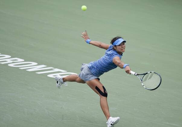 China s Li Na returns a shot during the 2nd round of women s singles at the 2013 Rogers Cup in Toronto, Canada, Aug. 7, 2013. (Xinhua Zou Zheng) (SP)CANADA-TORONTO-TENNIS-WTA-ROGERS CUP 