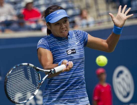 China s Li Na returns a shot during the 3rd round of women s singles at the 2013 Rogers Cup in Toronto, Canada, Aug. 8, 2013. (Xinhua Zou Zheng) (SP)CANADA-TORONTO-TENNIS-ROGERS CUP 