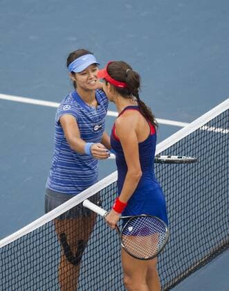 China s Li Na (L) and Ana Ivanovic of Serbia greet each other after the 3rd round of women s singles at the 2013 Rogers Cup in Toronto, Canada, Aug. 8, 2013. (Xinhua Zou Zheng) (SP)CANADA-TORONTO-TENNIS-ROGERS CUP 
