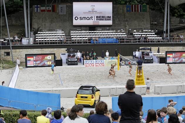 Berlin,GER,Deutschland,09.08.2013, Beach-Volleyball Smart Grand Slam Berlin, FIVB Beach Volleyball World Tour 2013, Waldbühne, Ortsteil Westend,Bezirk Charlottenburg-Wilmersdorf.Zu sehen:Katrin Holtwick und Ilka Semmler haben auch Ihr drittes Spiel beim FIVB Grand Slam in Berlin gewonnen. Gegen die Amerikanerinnen Fopma-Sweat siegten sie mit 2:1 (21:12, 21:23, 19:17) und sicherten sich damit den Poolsieg