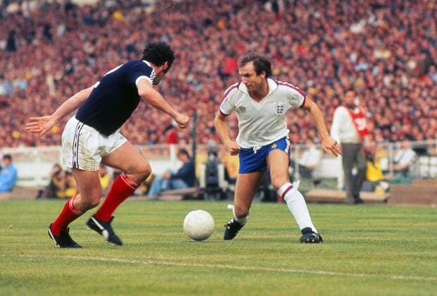 Football - 1977 British Home Championship - England 1 Scotland 2 England s Dennis Tueart takes on Scotland s Danny McGrain at Wembley. 04 06 1977 