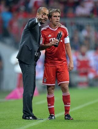 Fussball 1. Bundesliga Saison 2013 2014 1. SPIELTAG FC Bayern München - Borussia Mönchengladbach 09.08.2013 Trainer Pep Guardiola (li) gibt Philipp Lahm (re, FC Bayern München) Anweisungen 
