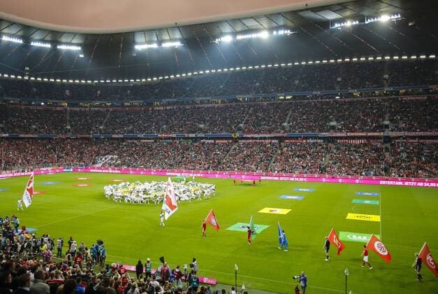 Choreographie zum Start der Bundesligasaison, Stadion innen Übersicht, Feature, Allianz Arena Stadion, Fussballstadion, Tribünen, Zuschauertribüne, Innenansicht, Architektur Rasen, innen FC BAYERN München - BORUSSIA Mönchengladbach ( 3 - 1 ) Fussball 1. Bundesliga , München, am 09.08.2013 01.Spieltag, Saison 2013 2014, Saison1314, Liga01, 1.Liga, 1.Bundesliga, FCB, München, Gladbach