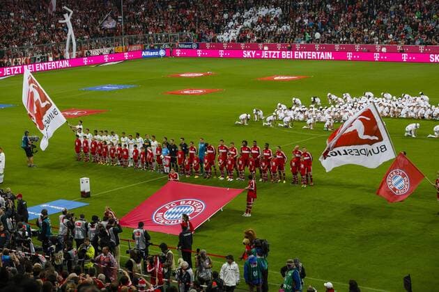 Choreographie zum Start der Bundesligasaison mit den Vereinsfahnen, Stadion innen Übersicht, Feature, Allianz Arena, Symbolbild, Illustration, Aufstellung der Mannschaften vor Spielbeginn mit Vereinsfahne FCB FC BAYERN München - BORUSSIA Mönchengladbach ( 3 - 1 ) Fussball 1. Bundesliga , München, am 09.08.2013 01.Spieltag, Saison 2013 2014, Saison1314, Liga01, 1.Liga, 1.Bundesliga, FCB, München, Gladbach