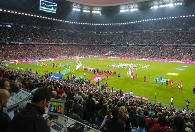 Choreographie zum Start der Bundesligasaison mit den Vereinsfahnen, Stadion innen Übersicht mit Zuschauern, Feature, Allianz Arena, Symbolbild, Illustration, Pressetribüne, Fernsehen,Journalisten, TV, Medien, Fotografen , Fernsehuebertagung, Live, Liveübertragung Presseraum, Presse, Pressezentrum , Interview, FC BAYERN München - BORUSSIA Mönchengladbach ( 3 - 1 ) Fussball 1. Bundesliga , München, am 09.08.2013 01.Spieltag, Saison 2013 2014, Saison1314, Liga01, 1.Liga, 1.Bundesliga, FCB, München, Gladbach