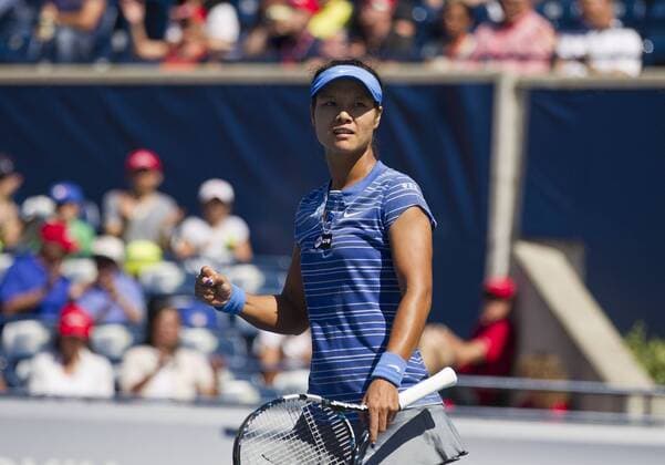 Li Na of China jubilates after the quarterfinal of women s singles at the 2013 Rogers Cup in Toronto, Canada, Aug. 9, 2013. (Xinhua Zou Zheng) (SP)CANADA-TORONTO-TENNIS-WTA-ROGERS CUP-QUARTERFINAL 