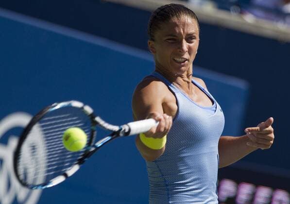 Sara Errani of Italy returns during the quarterfinal of women s singles at the 2013 Rogers Cup in Toronto, Canada, Aug. 9, 2013. (Xinhua Zou Zheng) (SP)CANADA-TORONTO-TENNIS-WTA-ROGERS CUP-QUARTERFINAL 