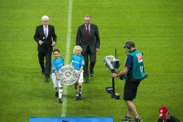 FC Bayern München - Borussia Mönchengladbach, Fussball Bundesliga, Allianz Arena, München. 09.08.2013 Im Bild: Kinder tragen die Meisterschale vom Spielfeld, Karl-Heinz Rummenigge Â