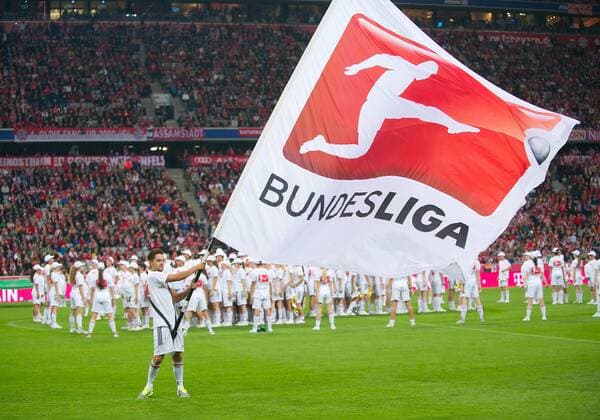 Fussball München 08.09.2013 1. Bundesliga DFL Bayern München - Bor. Mönchengladbach 3:1 Bundesliga Fahne Flagge Logo Feature