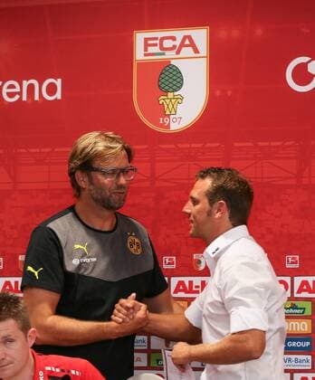 Händedruck, Verabschiedung der Trainer Jürgen Klopp (Trainer Bor. Dortmund) und Markus Weinzierl (Trainer FC Augsburg, re.), FCA-Logo, Hochformat, hoch, vertikal, Fussball, Männer, GER, 1. Bundesliga, 1. Spieltag, FC Augsburg vs. Borussia Dortmund, Saison 2013 - 2014, Augsburg, 10.08.2013,
