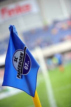 Feature, Eck Fahne des FC Paderborn mit Logo Fussball --- 2. Bundesliga --- Paderborn 07 vs 1. FC Köln --- 10.08.2013 EP_SIPPEL