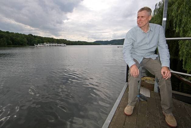 31.07.2013, Essen, Fussball, Ex-Fussballer Michael Tönnies nach seiner Lungentransplantation wieder zurück im Leben. Ex-Fussballer Michael Tönnies sitzt das erste Mal seit seinem 12. Lebensjahr am Essener Baldeneysee und schaut auf das Wasser.