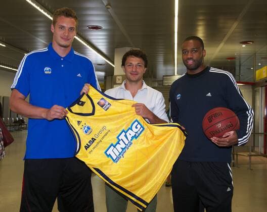 Basketball Berlin 11.08.2013 Saison 2013 2014 1. Bundesliga BBL Alba Berlin Basketballteam Ankunft der neuen Spieler Leon Radosevic li. und reggie Redding werden wird von Sportdirektor Mithat Demirel begrüßt