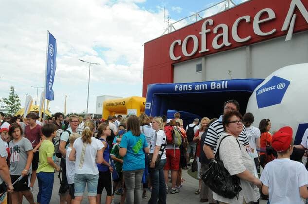 12.08.2013 , Mainz, Coface-Arena , Öffentliches Training der Deutschen Nationalmannschaft unter dem Motto DFB hautnah lange Schlangen und grosser Andrang der Fans bei allen Angeboten
