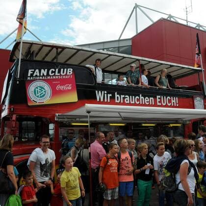 12.08.2013 , Mainz, Coface-Arena , Öffentliches Training der Deutschen Nationalmannschaft unter dem Motto DFB hautnah lange Schlangen und grosser Andrang der Fans bei allen Angeboten hier beim Fanmobil