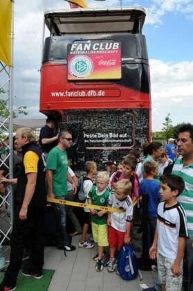 12.08.2013 , Mainz, Coface-Arena , Öffentliches Training der Deutschen Nationalmannschaft unter dem Motto DFB hautnah lange Schlangen und grosser Andrang der Fans bei allen Angeboten hier beim Fanmobil