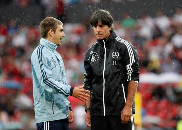 12.08.2013, xsvx, Fussball Deutsche Fussball Nationalmannschaft Training, v.l. Philipp Lahm (Deutsche Fussball Nationalmannschaft DFB), Trainer Joachim JOGI Löw (Deutsche Fussball Nationalmannschaft DFB) im Gespräch