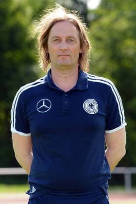 12.08.2013, xjhx, Fussball, Deutsche Fussball Nationalmannschaft U19 Fototermin, v.l. Prof. für Physiotherapie Dr. Hauke Mommsen