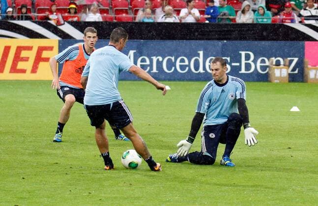12.08.2013, xsvx, Fussball Deutsche Fussball Nationalmannschaft Training, v.l. Miroslav Klose (Deutsche Fussball Nationalmannschaft DFB) im Zweikampf mit Manuel Neuer (Deutsche Fussball Nationalmannschaft DFB)