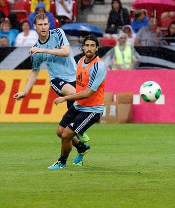 12.08.2013, xsvx, Fussball Deutsche Fussball Nationalmannschaft Training, v.l. Per Mertesacker (Deutsche Fussball Nationalmannschaft DFB), Sami Khedira (Deutsche Fussball Nationalmannschaft DFB) Zweikampf