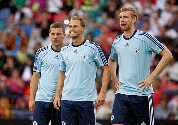 12.08.2013, xsvx, Fussball Deutsche Fussball Nationalmannschaft Training, v.l. Lukas Podolski (Deutsche Fussball Nationalmannschaft DFB) Benedikt Höwedes (Deutsche Fussball Nationalmannschaft DFB) Per Mertesacker (Deutsche Fussball Nationalmannschaft DFB)