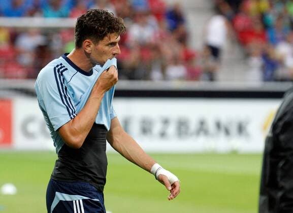 12.08.2013, xsvx, Fussball Deutsche Fussball Nationalmannschaft Training, v.l. Mario Gomez (Deutsche Fussball Nationalmannschaft DFB)