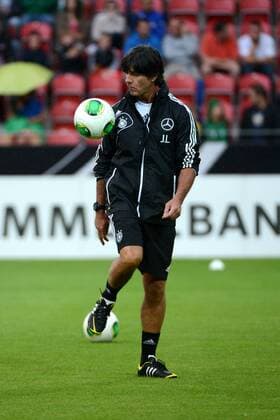 12.08.2013 , Mainz, Coface-Arena , Öffentliches Training der Deutschen Nationalmannschaft unter dem Motto DFB hautnah auch bei strömendem Regen Aktion, Freisteller Bundestrainer Joachim Löw (DFB) hier ganz ballverliebt