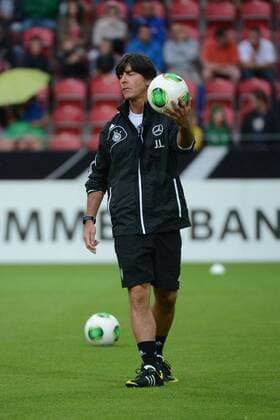 12.08.2013 , Mainz, Coface-Arena , Öffentliches Training der Deutschen Nationalmannschaft unter dem Motto DFB hautnah auch bei strömendem Regen Aktion, Freisteller Bundestrainer Joachim Löw (DFB) hier ganz ballverliebt