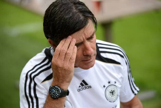 12.08.2013 , Mainz, Coface-Arena , Öffentliches Training der Deutschen Nationalmannschaft unter dem Motto DFB hautnah auch bei strömendem Regen Aktion, Einzelbild Bundestrainer Joachim Löw (DFB) nass aber die Frisur hält