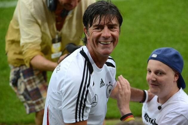 12.08.2013 , Mainz, Coface-Arena , Öffentliches Training der Deutschen Nationalmannschaft unter dem Motto DFB hautnah auch bei strömendem Regen Aktion, Freisteller Bundestrainer Joachim Löw (DFB) hier nass aber glücklich mit einem behinderten Fan