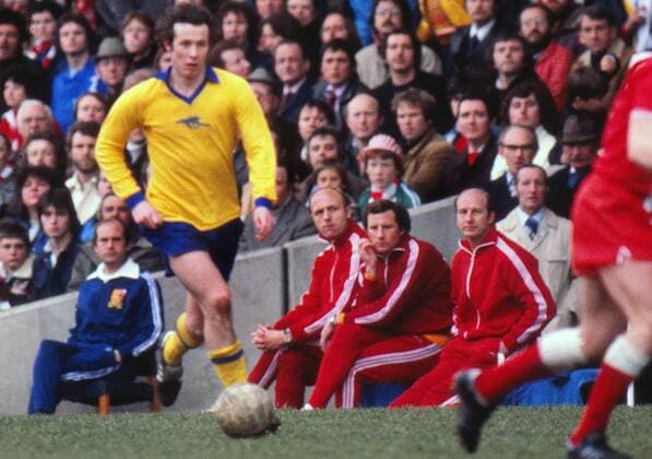 Fußball, Trainerhistorie, FC Arsenal Football - 1977 1978 FA Cup - SemiFinal: Arsenal London FC 3 Leyton Orient 0 Arsenal s Liam Brady is watched by his manager Terry Neill and coach Don Howe at Stamford Bridge. 08 04 1978 