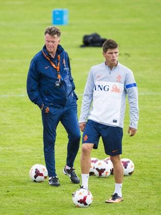 (L-R) Coach Louis van Gaal of Holland, Klaas Jan Huntelaar of Holland during the training session of the Netherlands on August 12, 2013 at Sportpark Nieuw Zuid in Katwijk aan Zee, The Netherlands. Training session Netherlands Friendly 2013 2014 xVIxLaurensxLindhoutxIVx 1721679