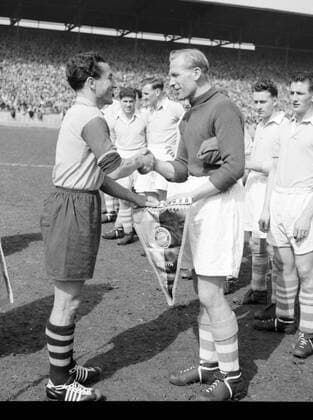 FC Bayern München - Manchester City, Abschiedsspiel für Jacob Streitle, 9. Mai 1954, Jacob Streitle (FC Bayern links) und Bernd Trautmann (Kapitän Manchester City) bei der Platzwahl.
