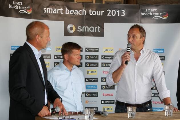 Beachvolleyball: smart beach tour 2013 Pressekonferenz - press conference, deutsche Meisterschaft Timmendorf, Moderator Frank Ehrich, Geschäftsführer Timmendorfer Strand Joachim Nitz, Sky Sportredaktion Rainer Krueger, xHOCHxZWEIx xMaltexChristiansx