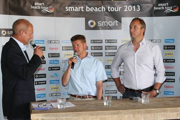 Beachvolleyball: smart beach tour 2013 Pressekonferenz - press conference, deutsche Meisterschaft Timmendorf, Moderator Frank Ehrich, Geschäftsführer Timmendorfer Strand Joachim Nitz, Sky Sportredaktion Rainer Krueger, xHOCHxZWEIx xMaltexChristiansx