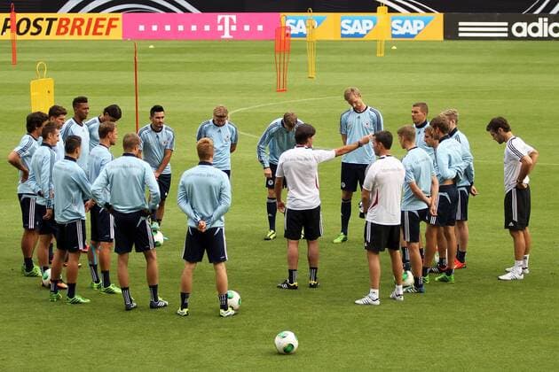 13.08.2013, xsvx, Fussball Deutsche Fussball Nationalmannschaft Training, v.l. Trainer Joachim JOGI Löw (Deutsche Fussball Nationalmannschaft DFB) spricht zur Mannschaft