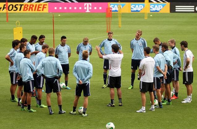 13.08.2013, xsvx, Fussball Deutsche Fussball Nationalmannschaft Training, v.l. Trainer Joachim JOGI Löw (Deutsche Fussball Nationalmannschaft DFB) spricht zum Team