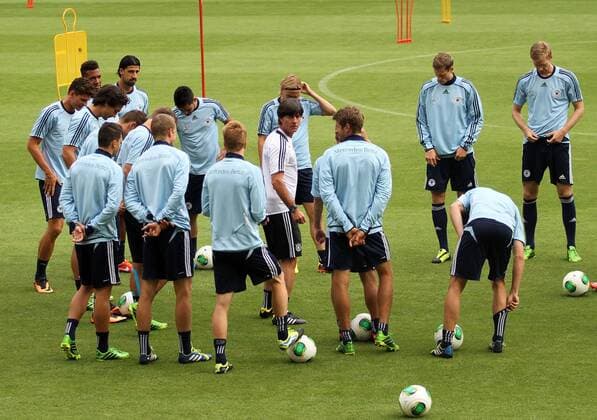 13.08.2013, xsvx, Fussball Deutsche Fussball Nationalmannschaft Training, v.l. Trainer Joachim JOGI Löw (Deutsche Fussball Nationalmannschaft DFB) im Kreise der Mannschaft