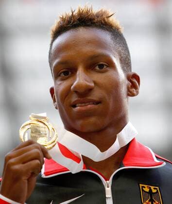 LEICHTATHLETIK - IAAF WM 2013 MOSKAU,RUSSLAND,13.AUG.13 - DIVERS, LEICHTATHLETIK - IAAF Weltmeisterschaften 2013, Stabhochsprung der Herren, Siegerehrung. Bild zeigt Raphael Holzdeppe (GER). Keywords: Medaille. 
