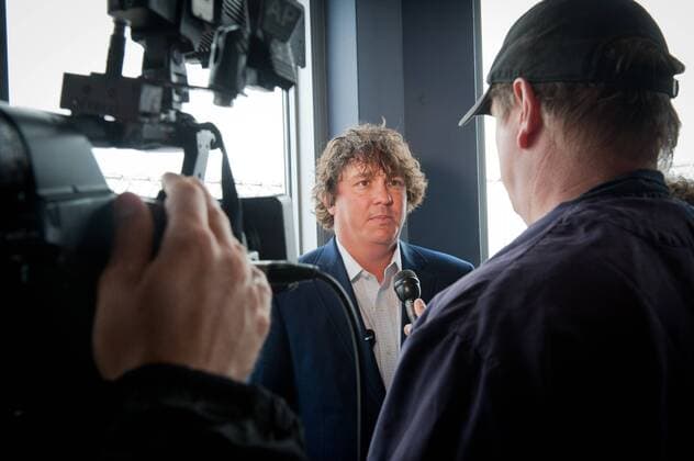 Aug. 13, 2013 - Manhattan, New York, U.S. - JASON DUFNER, 2013 PGA Golf Herren Championship winner visits the Empire State Building s 86th floor observatory to celebrate his win, Tuesday, August 13, 2013. 2013 PGA Golf Herren Championship Winner Jason Dufner Visits The Empire State Building - ZUMAb09