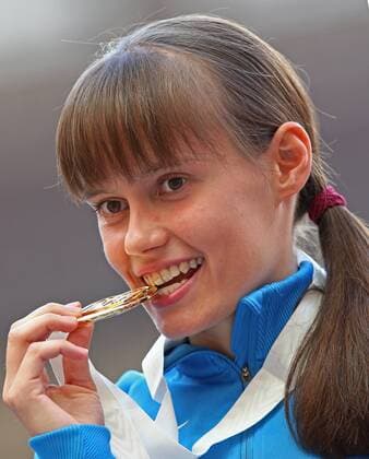 ITAR-TASS: MOSCOW, RUSSIA. AUGUST 13, 2013. Russia s Elena Lashmanova bites her gold medal at the awarding ceremony for the wome s 20km race walk during Day Four of the 2013 IAAF World Athletics Championships, at Luzhniki Stadium.  Aufmacher premiumd RE1252EB