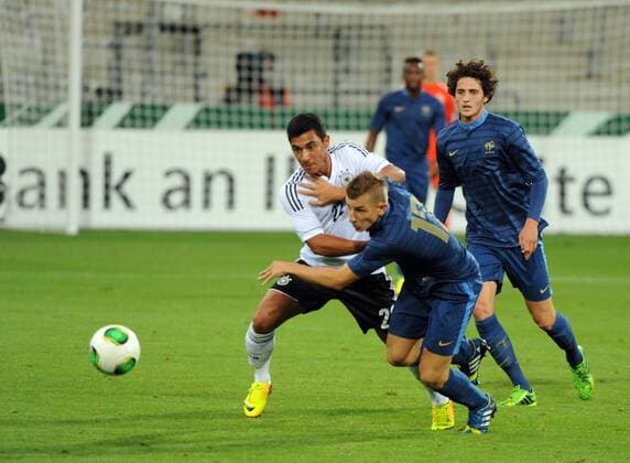 Freiburg, MAGE SOLAR Stadion, 13.08.2013 Fussball U 21 Länderspiel Deutschland vs. Frankreich Zweikampf Özkan Yildirim, Deutschland und Lucas DIGNE, Frankreich Foto und alle