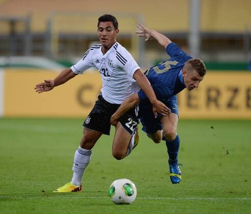 FUSSBALL INTERNATIONAL Länderspiel Freundschaftsspiel U 21 Deutschland - Frankreich 13.08.2013 Özkan Yildirim (li, Deutschland) gegen Lucas Digne (Frankreich) 
