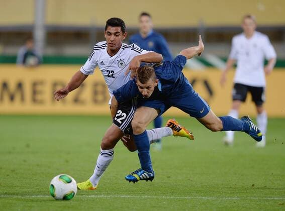 FUSSBALL INTERNATIONAL Länderspiel Freundschaftsspiel U 21 Deutschland - Frankreich 13.08.2013 Özkan Yildirim (li, Deutschland) gegen Lucas Digne (Frankreich) 