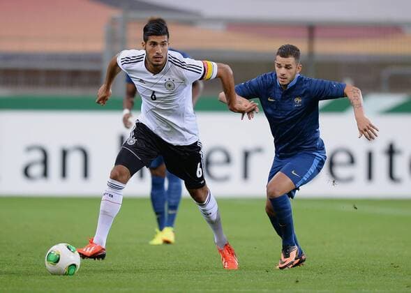 FUSSBALL INTERNATIONAL Länderspiel Freundschaftsspiel U 21 Deutschland - Frankreich 13.08.2013 Emre Can (li, Deutschland) gegen Valentin Eysseric (Frankreich) 