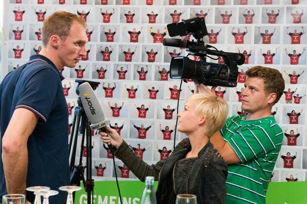 Flensburg, 13. August 2013 - Sport, Handball, 1. Bundesliga, Saison 2013 2014, Pressekonferenz SG Flensburg-Handewitt: Holger Glandorf (SG Flensburg-Handewitt links) im Gespräch mit dem Fernsehsender sport1