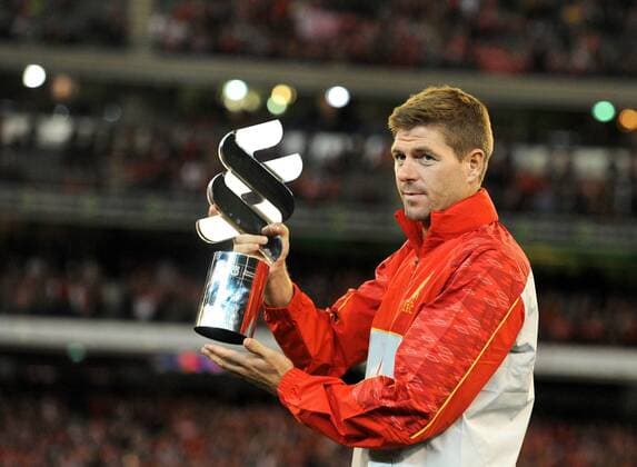 PROPAGANDA20130724 Football - soccer: Liverpool FC Preseason Tour 2013, Liverpool s captain Steven Gerrard lifts his side s third trophy in three games after a 2-0 victory over Melbourne Victory during a preseason friendly match at the Melbourne Cricket Ground. (Hinweis: Verwendung nur in Deutschland, Österreich oder Schweiz - only Germany, Austria and Switzerland) xHOCHxZWEIx xPropagandax 