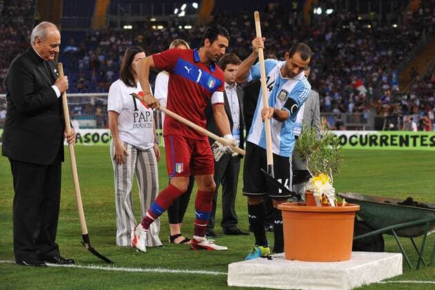 Gianluigi Buffon - Javier Mascherano pflanz einen Olivenbaum für Papst Franziskus Roma 14 8 2013 Stadio Olimpico Football Calcio Amichevole Friendly Match Italia Vs Argentina Foto Andrea Staccioli Insidefoto andreaxstaccioli