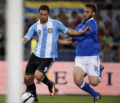 Gonzalo higuain Argentina, Daniele De Rossi Italia - Fussball - Freundschaftsspiel - Italien vs. Argentinien - in Rom, Italien - andreaxstaccioli